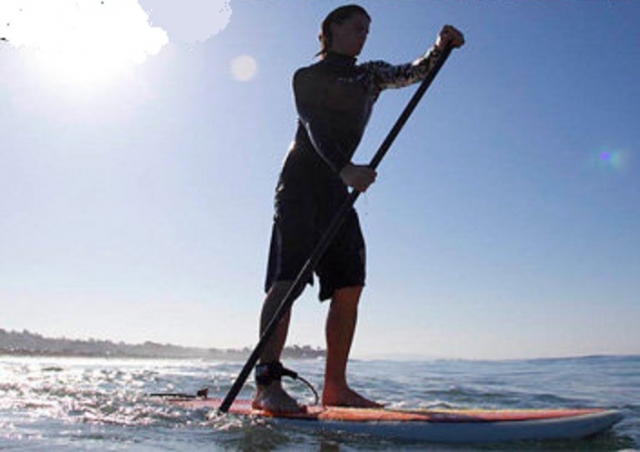  阳光下立桨冲浪 